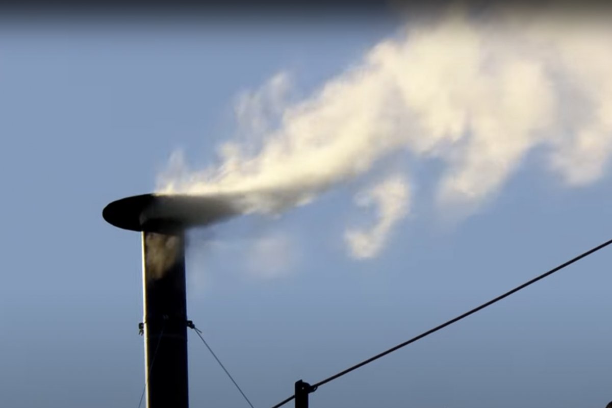 Fumaça branca anuncia que cardeais escolheram novo papa; veja vídeo