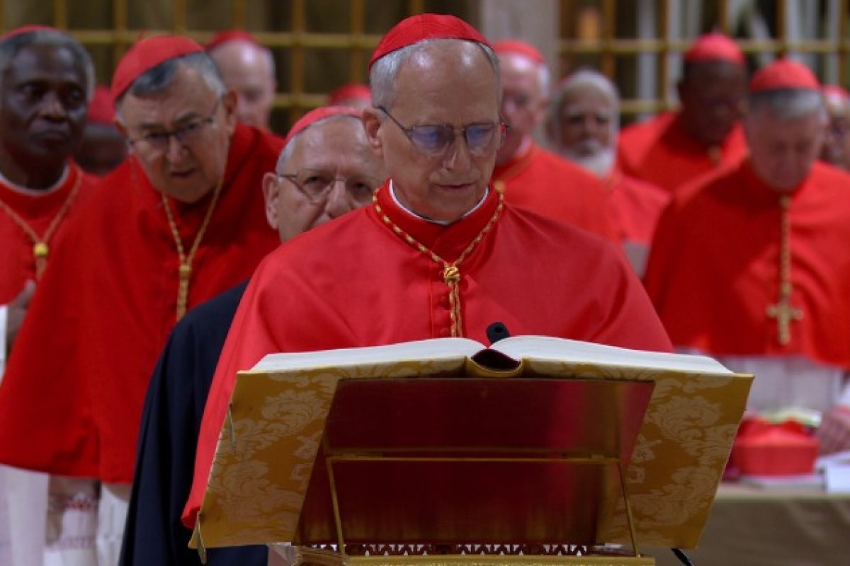 Papa Leão XIV cita legado de Francisco e prega diálogo entre igreja e povo em primeiro discurso; confira