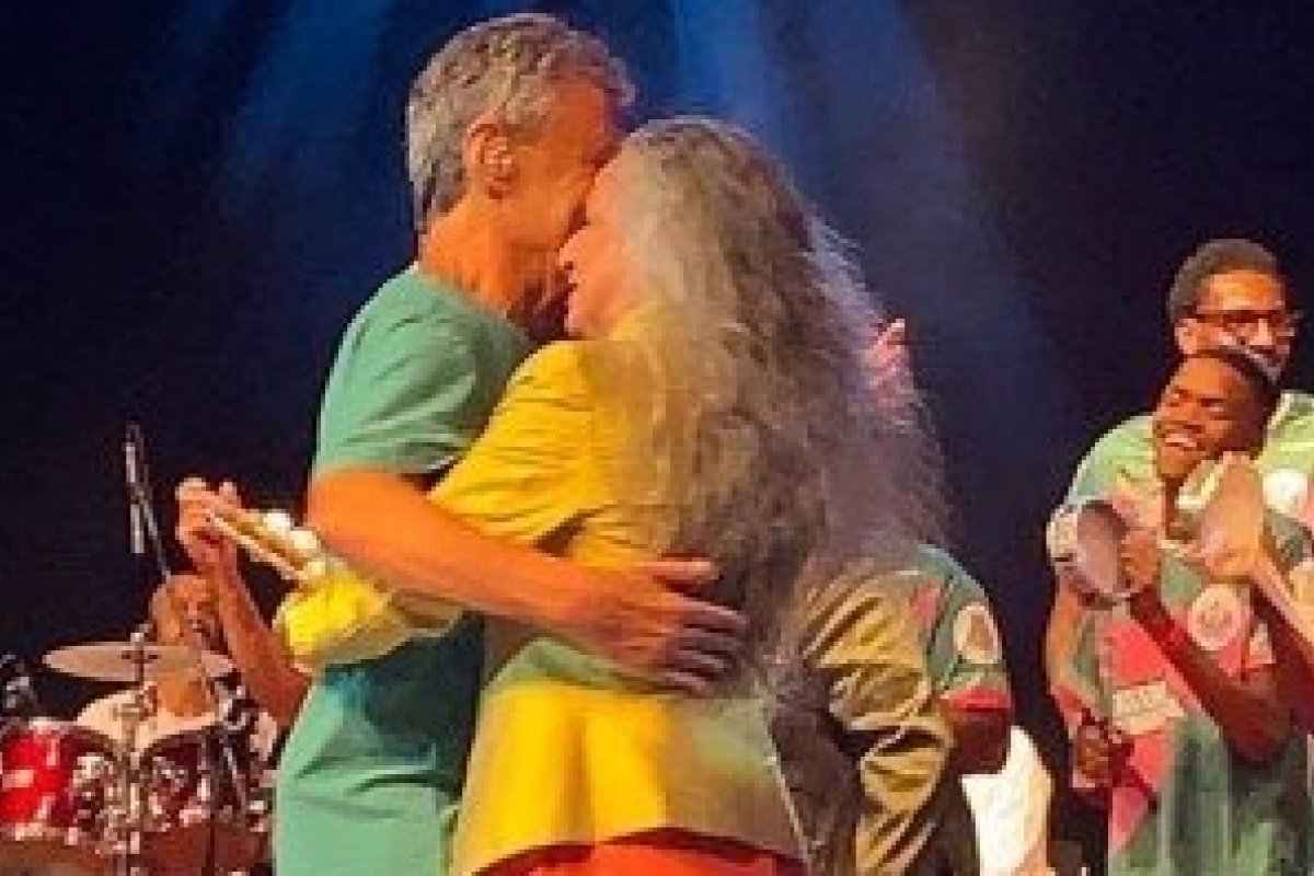 Maria Bethânia e Chico Buarque dançam agarradinhos em evento da Mangueira 