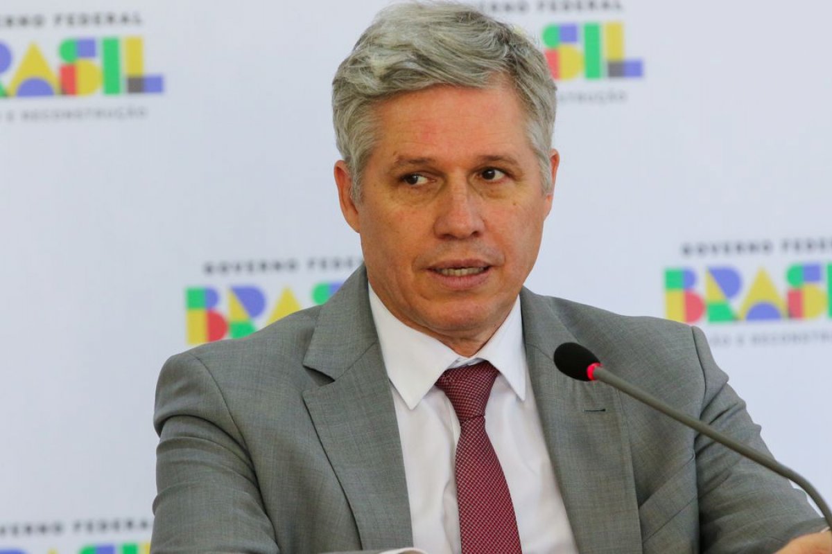 "Terras têm que ser destinadas à reforma agrária", afirma ministro de Lula