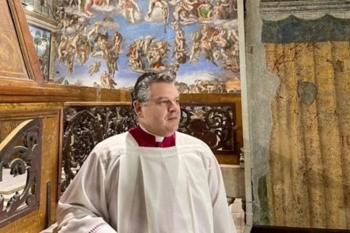 Monsenhor brasileiro conduz coral na 1ª missa do novo papa Leão XIV
