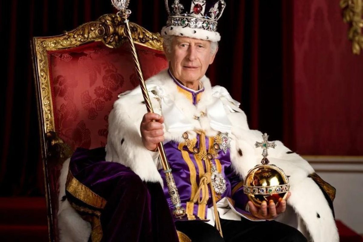 Rei Charles III envia mensagem privada de parabenização para o papa Leão XIV