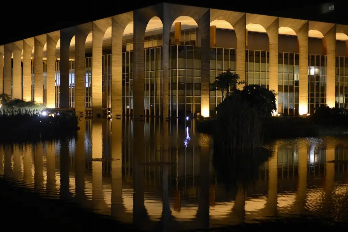 Itamaraty publica edital para concurso de diplomata com 50 vagas e salário de R$ 20,9 mil