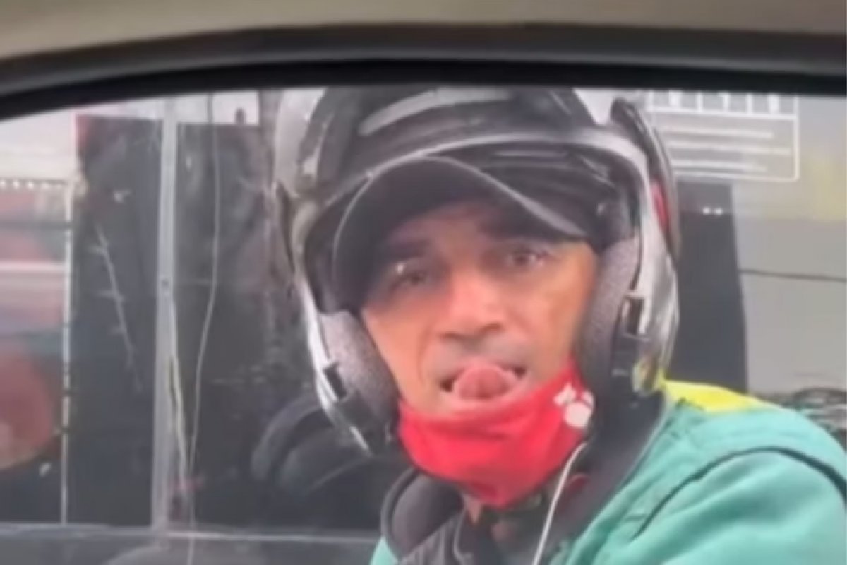 Homem é preso após ser filmado realizando ato de importunação sexual 