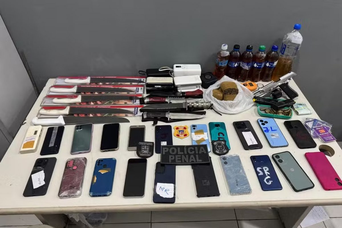 Funcionário terceirizado é preso ao tentar entrar com celulares, drogas e armas em presídio de Salvador