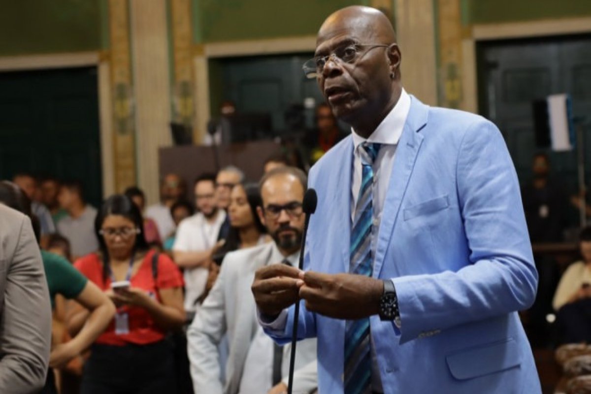 Hamilton Assis culpa Bruno Reis por greve dos professores e cobra pagamento do piso 