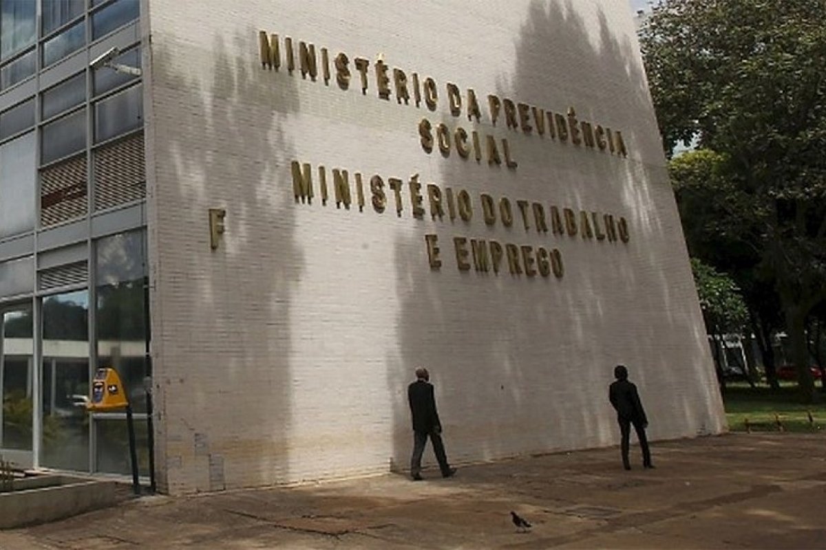 Diretor no Ministério do Trabalho recebeu homenagem após reabilitar entidade campeã em descontos no INSS