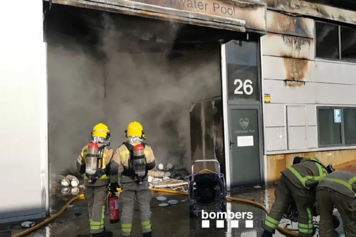 Incêndio em depósito químico gera nuvem tóxica e confina milhares na Catalunha