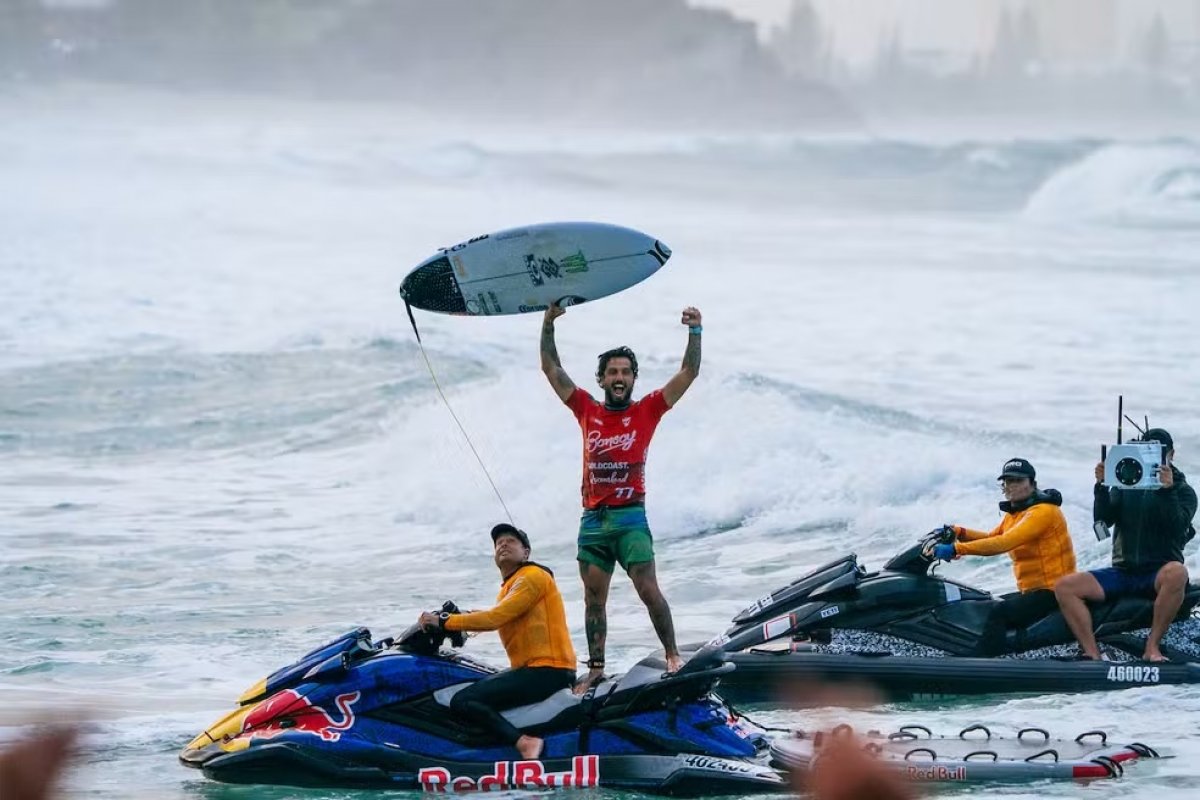 Filipe Toledo dá show na Austrália e volta a ser campeão no Mundial de Surfe