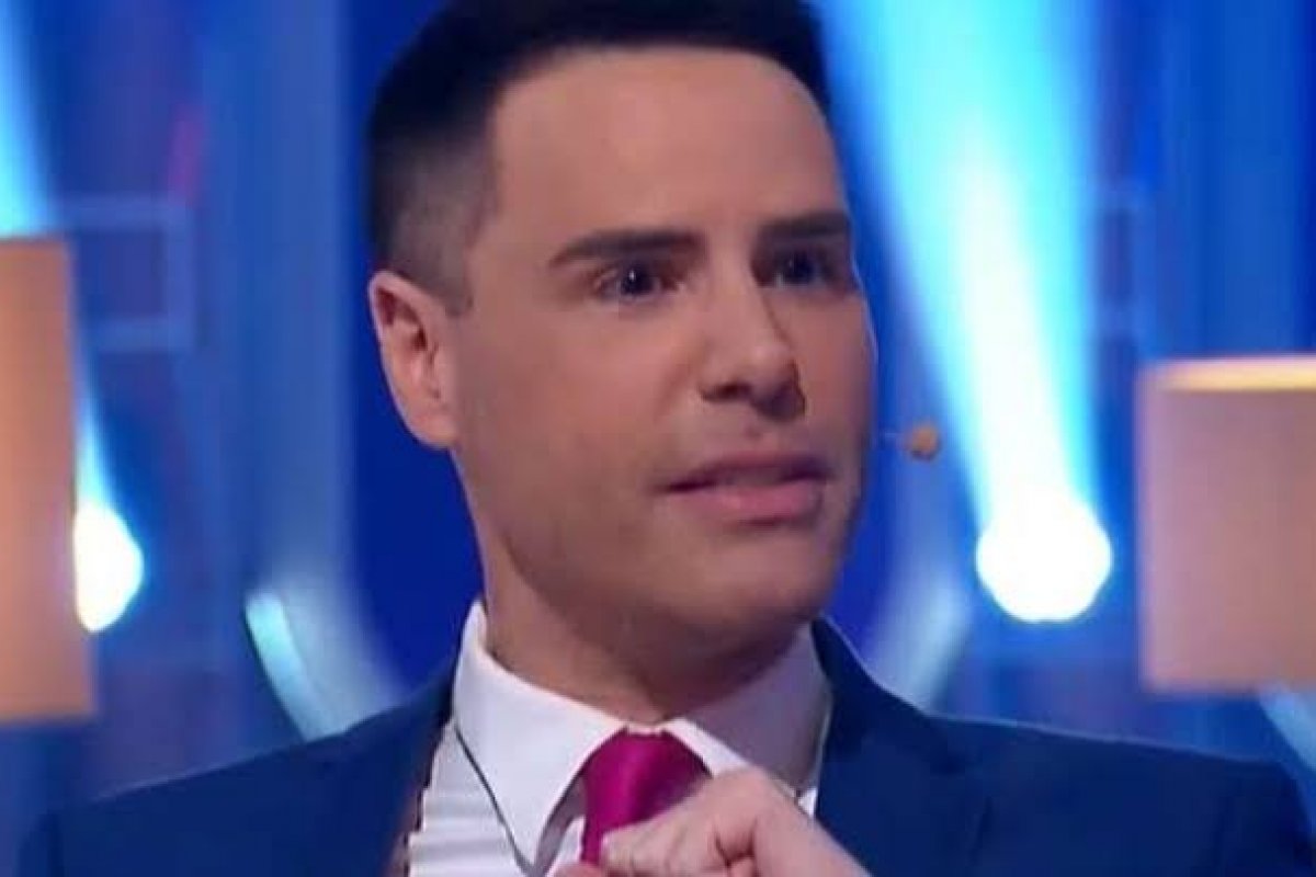 Luiz Bacci assina contrato com o SBT