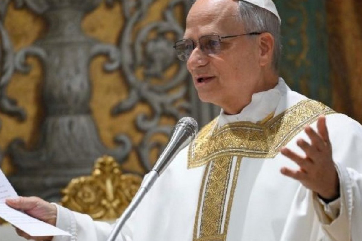 Novo papa explica nome escolhido e visita túmulo de Francisco em Roma