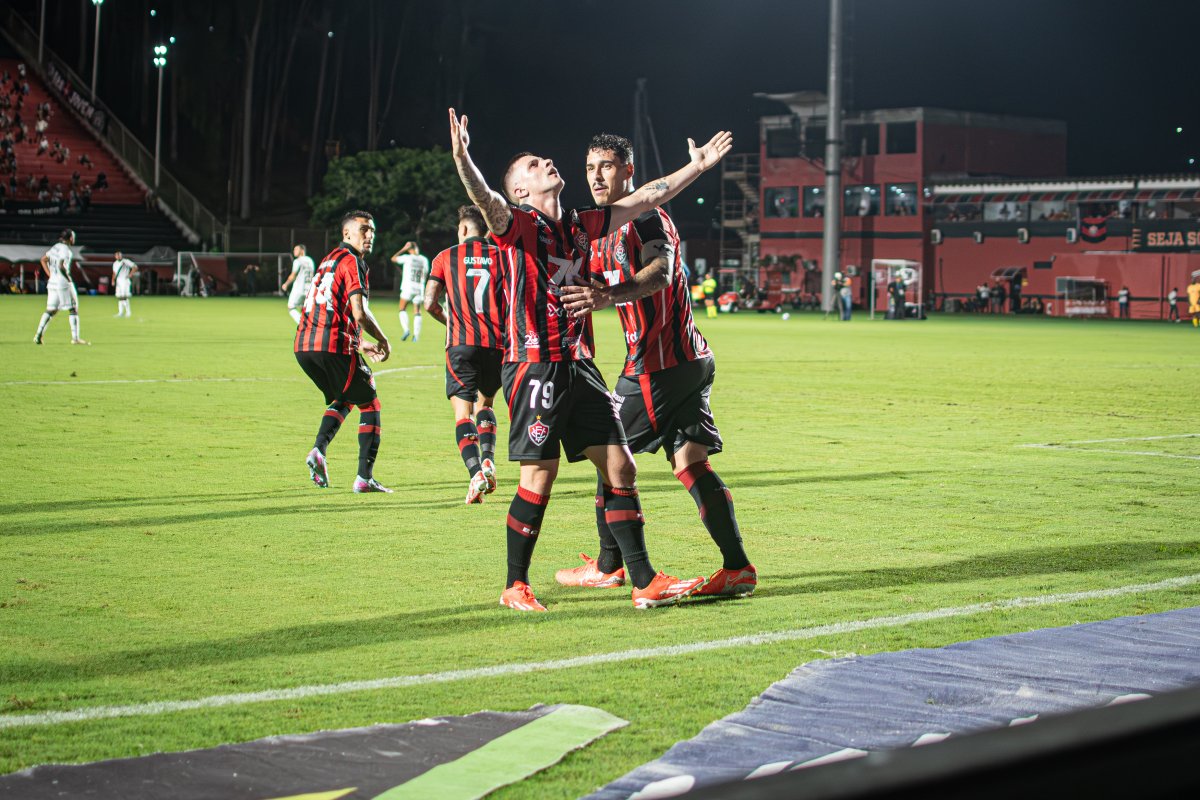 Vídeo: Mesmo com com um a menos, Vitória vira sobre o Vasco e deixa zona de rebaixamento; confira os gols