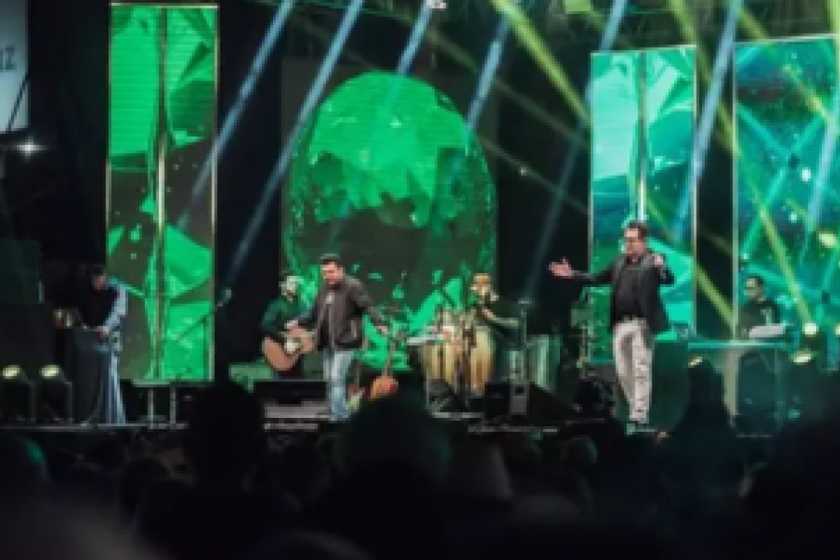 Cantor Marrone, dupla de Bruno, cai do palco e deixa fãs preocupados