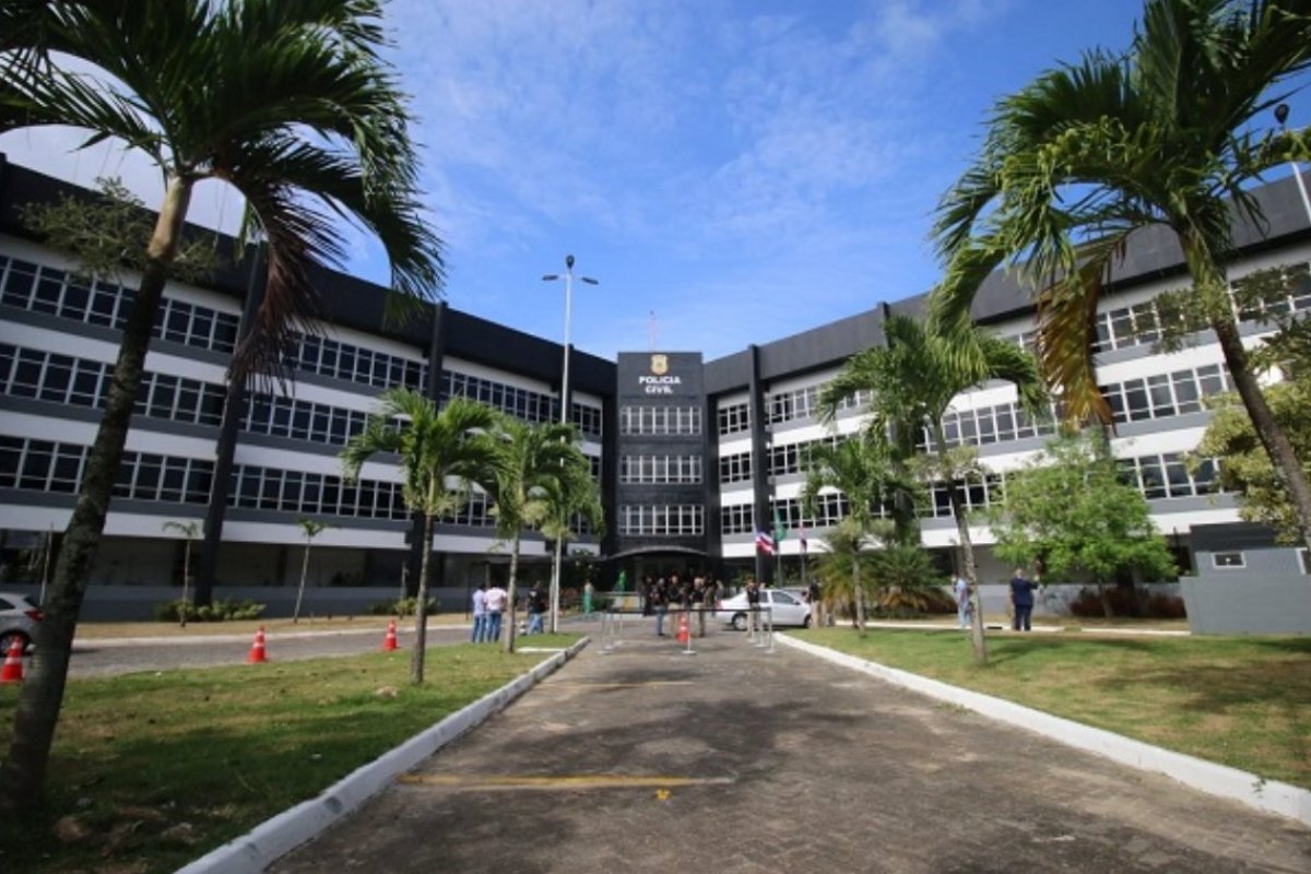 Ossada é encontrada dentro de contêiner de lixo em prédio de Salvador, na Bahia