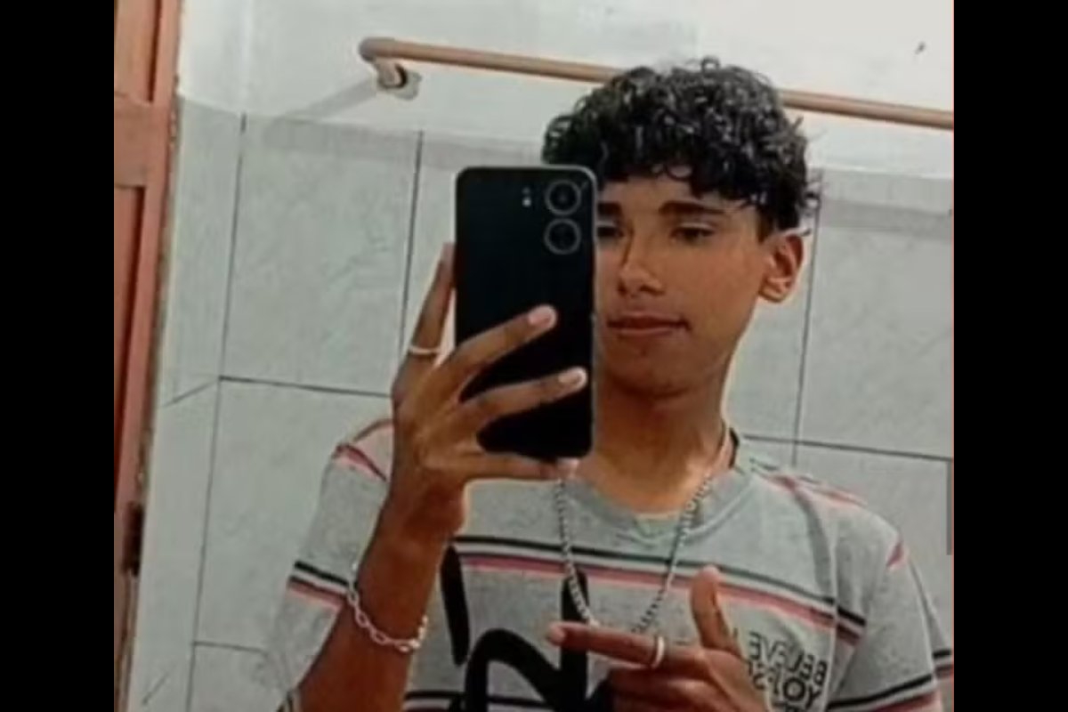 Vídeo: Adolescente morre e outro fica ferido após caírem de moto e serem atingidos por caminhão na Bahia