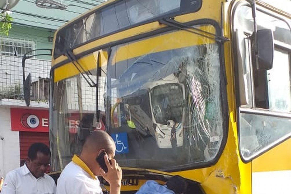 Batida entre ônibus deixa mulher ferida no bairro da Liberdade, em Salvador