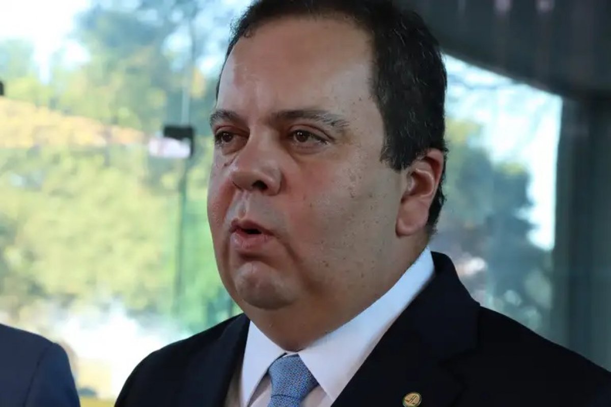 Em viagem com Lula, Elmar Nascimento vota com bolsonaristas