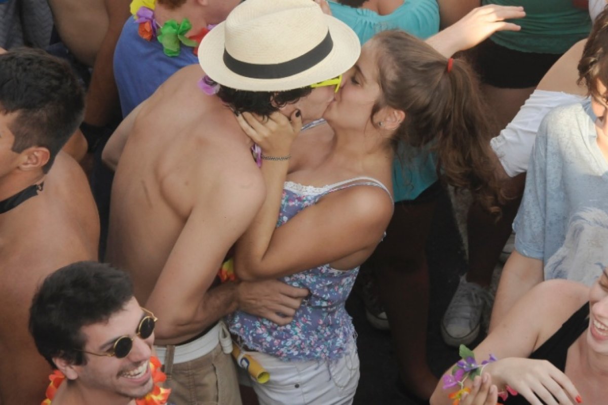 Confira como doença do beijo pode ser evitada no carnaval