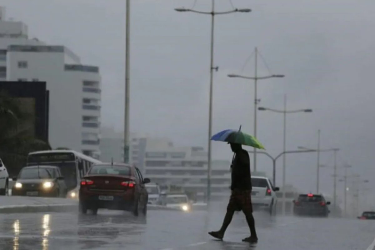 Chuva persiste no sul da Bahia nesta terça-feira (13), com alerta de 'perigo potencial' emitido pelo Inmet