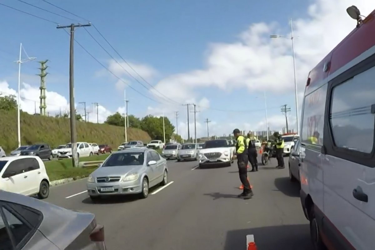 Idoso morre após ser atropelado na Avenida Paralela, em Salvador