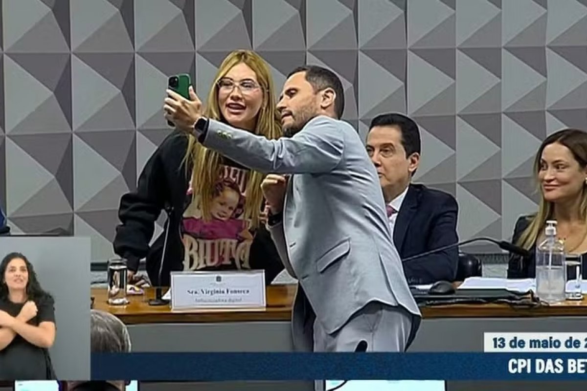 Vídeo: Durante depoimento, senador pede foto com Virginia Fonseca