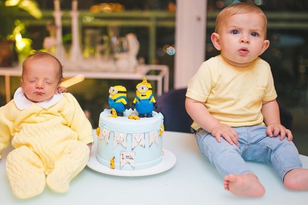 Fofurômetro: Filho de Alok, Ravi, ganha bolo para celebrar mais um mês de vida