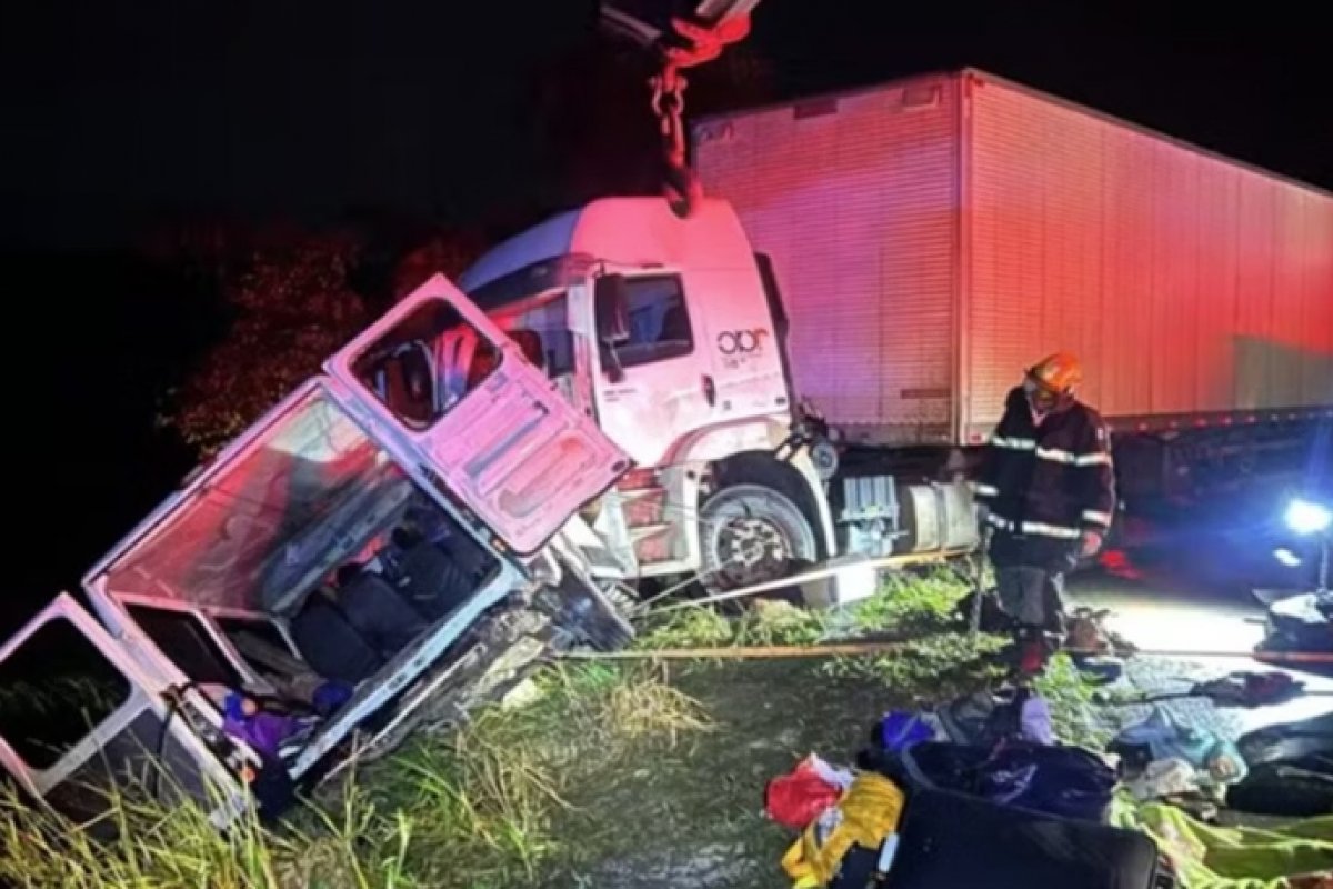 Colisão de veículos deixa nove mortos e 10 feridos em Minas Gerais