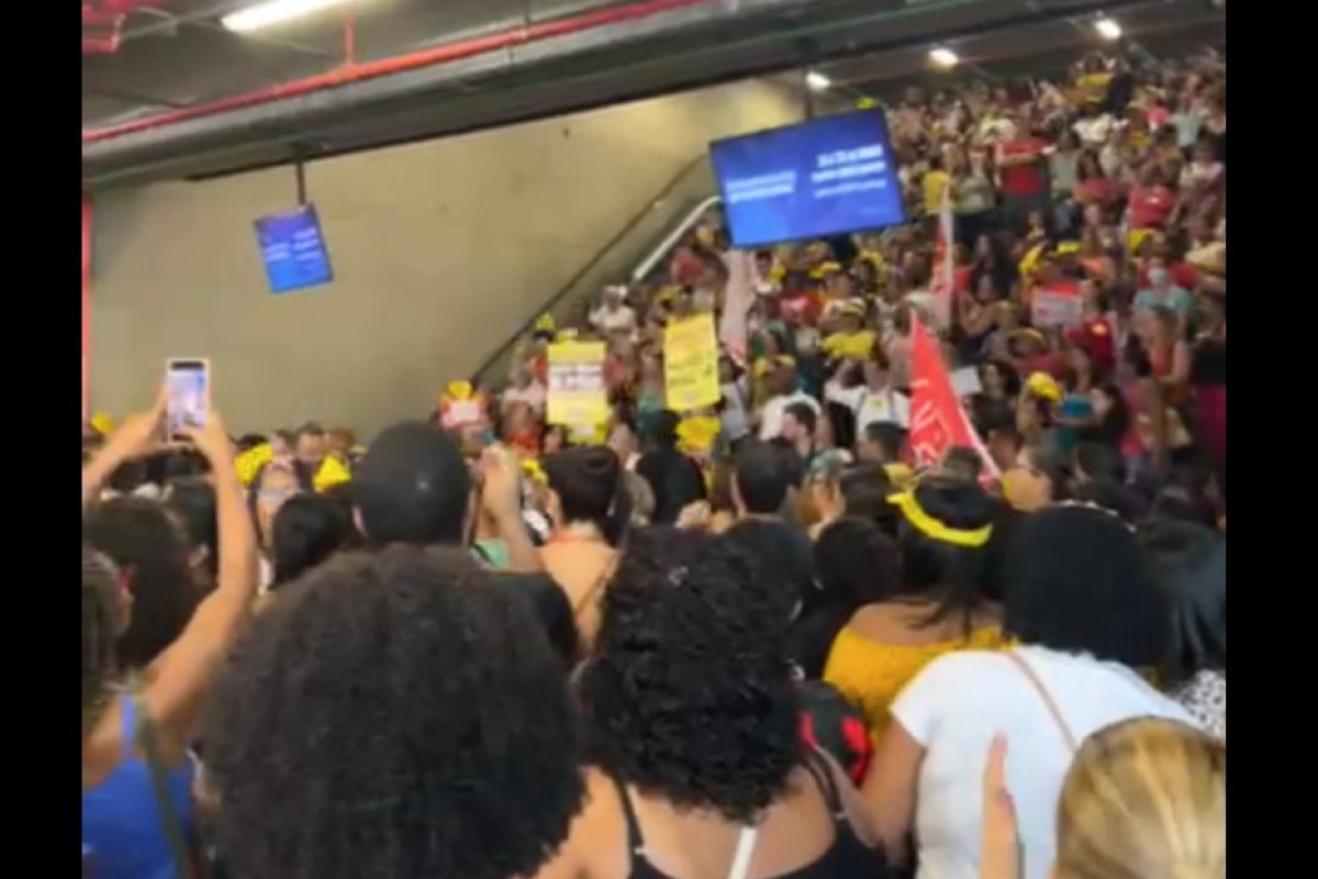 Vídeo: 'A greve continua; prefeito, a culpa é sua', entoam profissionais da educação em protesto na Lapa