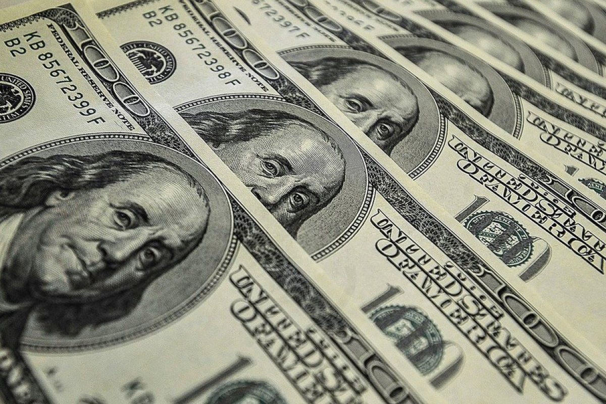 Após bater R$ 4,38, dólar passa a cair 