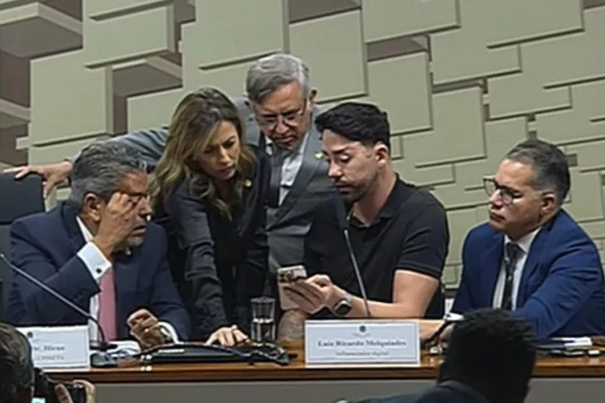 CPI das Bets: Rico Melquiades mostra a senadores como apostar no Jogo do Tigrinho; assista 