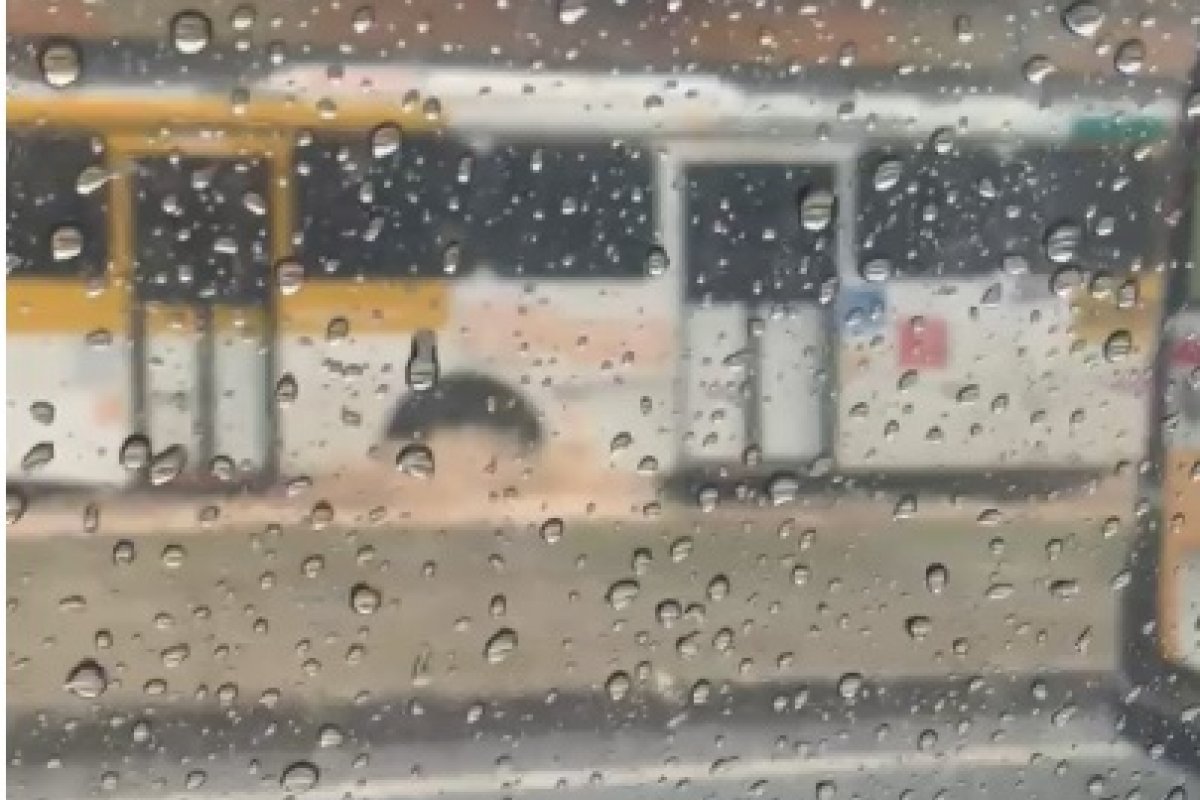 Vídeo: Chuvas provocam pontos de alagamento em Salvador na manhã desta quinta-feira (15)