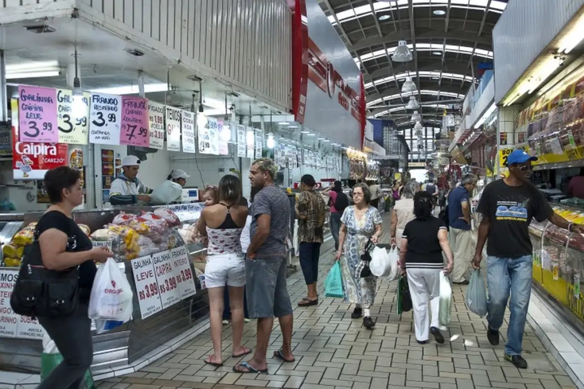 Vendas no varejo aumentam 0,8% em março e atingem maior patamar em 25 anos