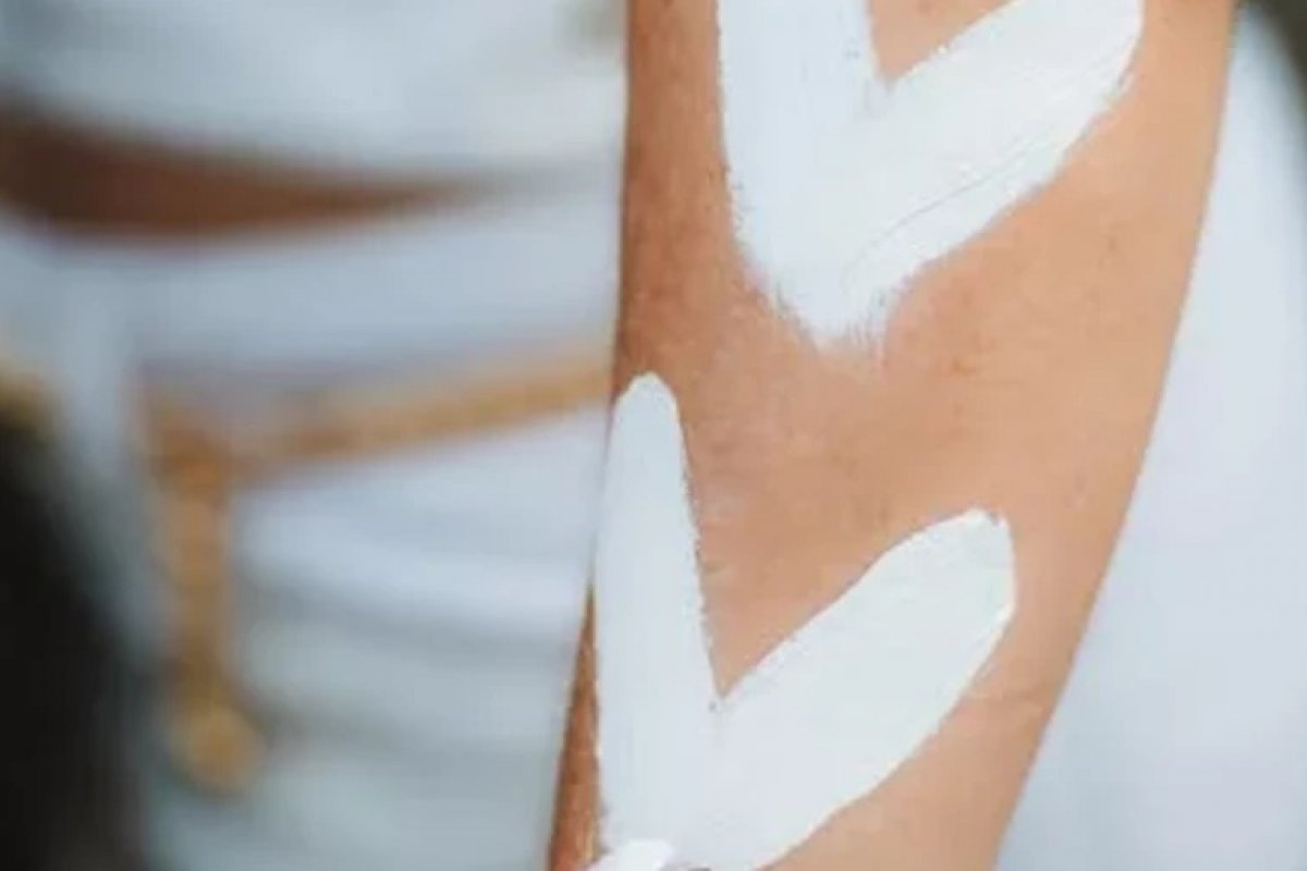 Homem é detido por suspeita de assédio contra turistas após serviço de pintura corporal, em Salvador