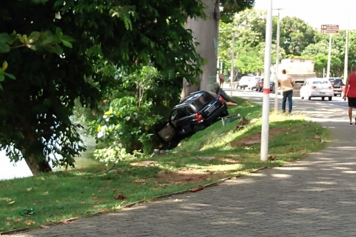 Carro bate em árvore e quase cai na água do Dique do Tororó