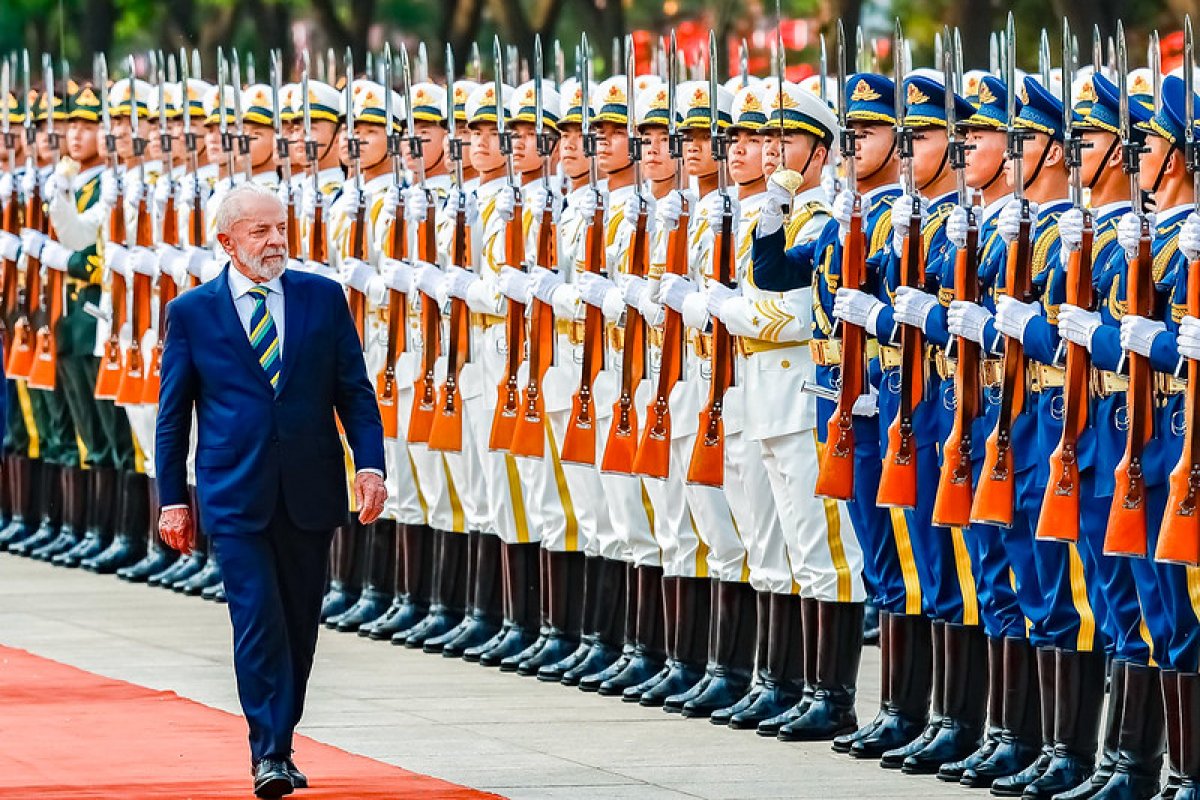 Lula volta ao Brasil com missão de alinhar governo para enfrentar crise provocada por fraudes no INSS