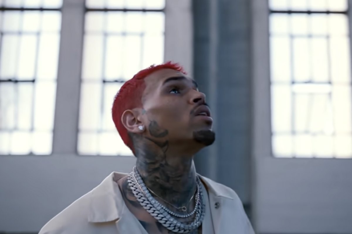 Chris Brown ficará detido até meados de junho após acusação de agressão