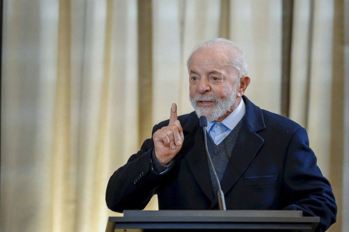 Lula volta de giro internacional pressionado por crise do INSS e atritos internos