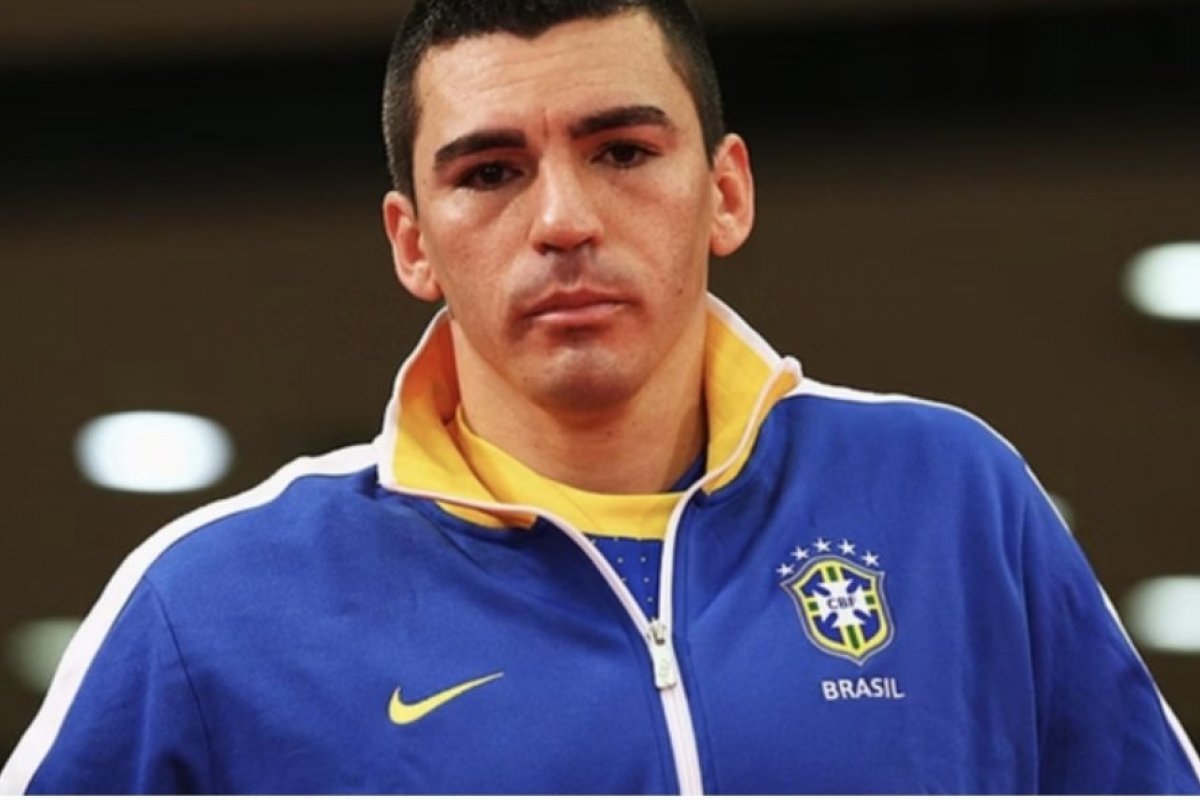 Ex-zagueiro da Seleção Brasileira sofre queimaduras em casa e é internado às pressas!