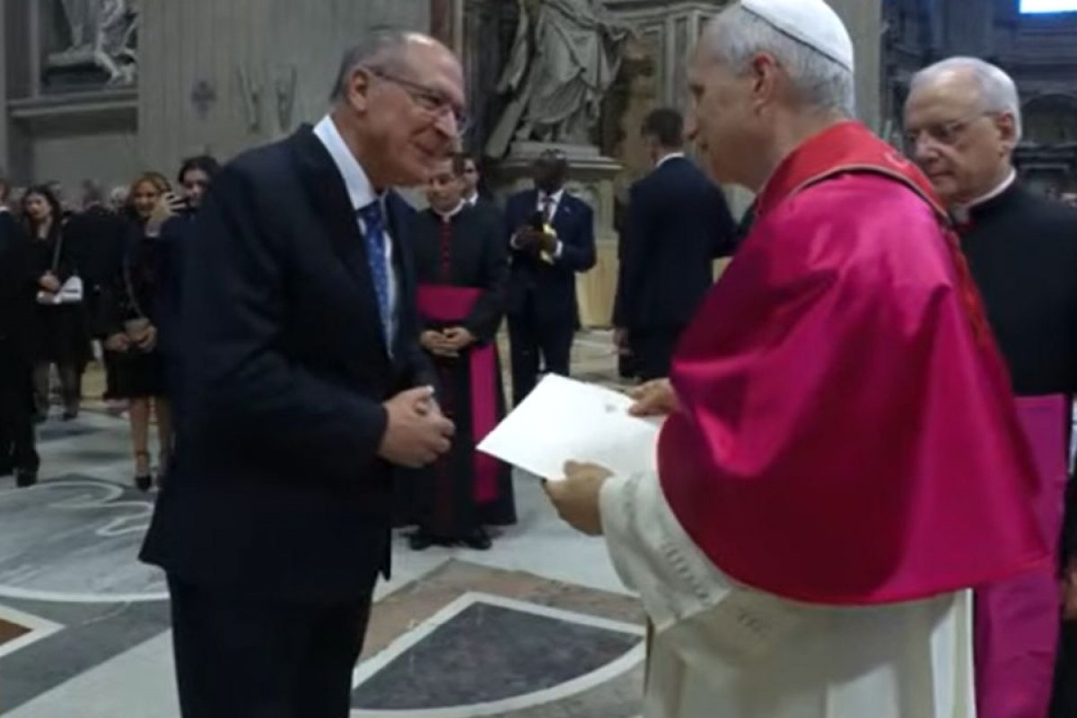 Vídeo: Alckmin entrega ao papa carta de Lula com convite para COP30