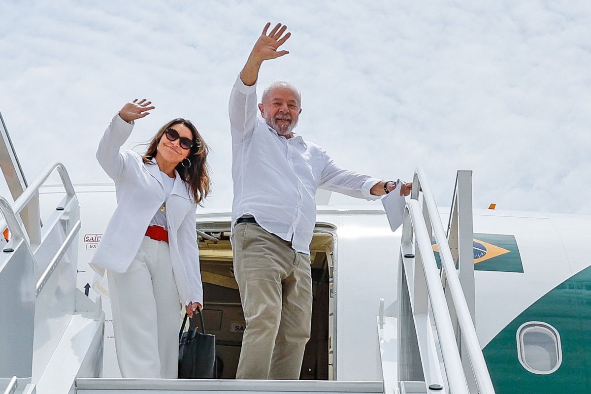 No terceiro ano de governo, Lula acumula mais de três meses fora do Brasil, aponta site