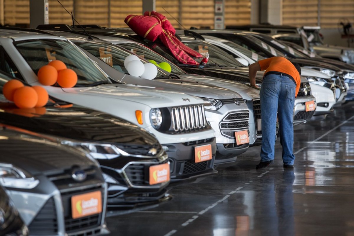 Vendas de carros para empresas crescem impulsionadas por locadoras