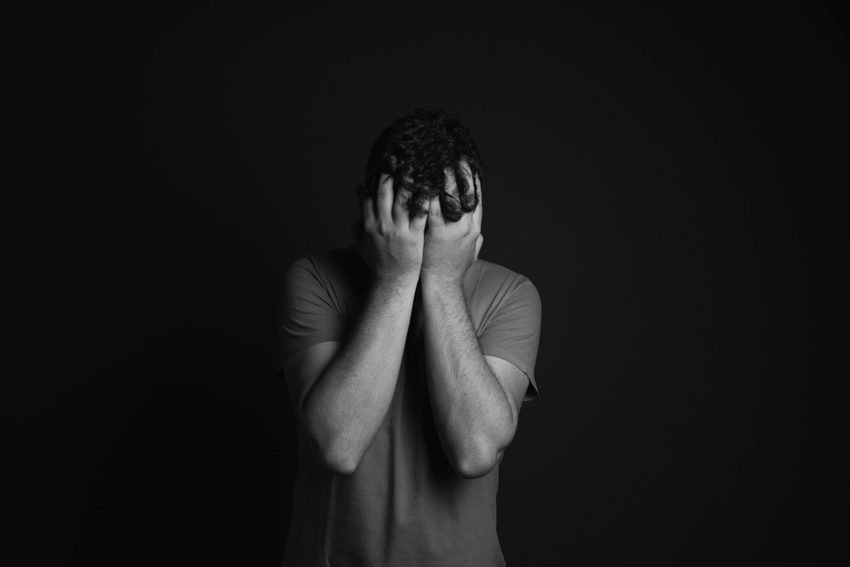 Depressão masculina muitas vezes se esconde sob vício e violência, diz terapeuta