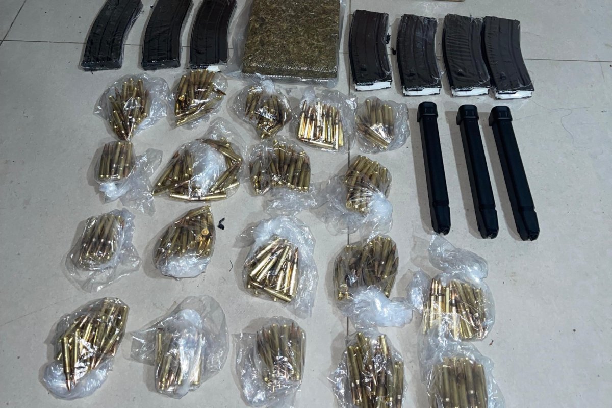 PM apreende munições, carregadores e drogas em Eunápolis