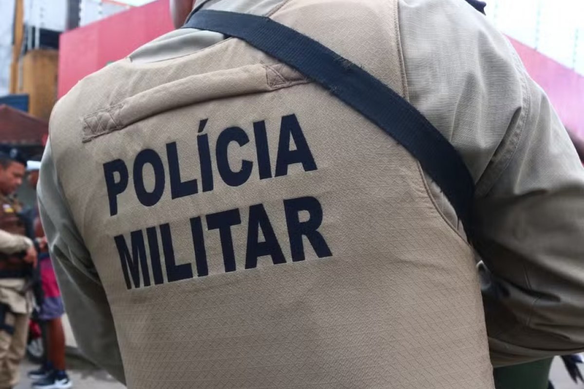Policial é baleado acidentalmente por colega ao fugir de ataque de cachorros