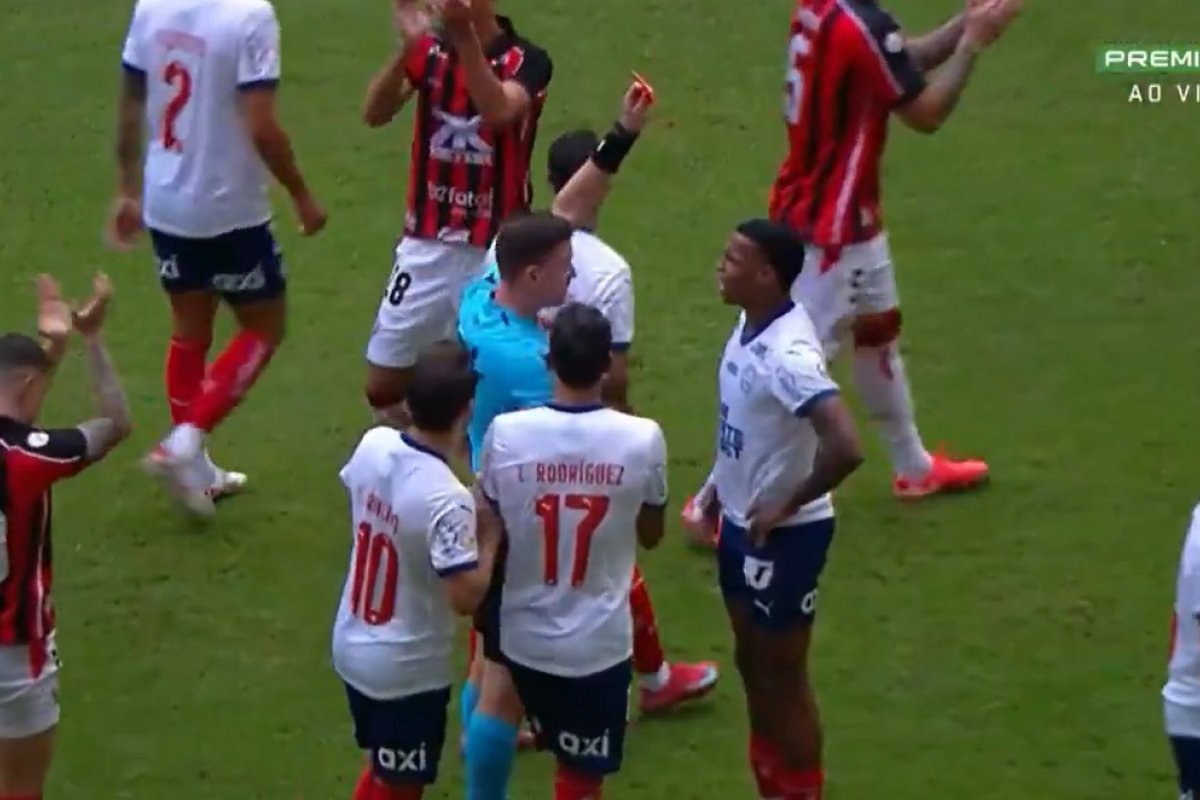 Jean Lucas do Bahia é expulso com 2 minutos de jogo após agredir meia Baralhas do Vitória