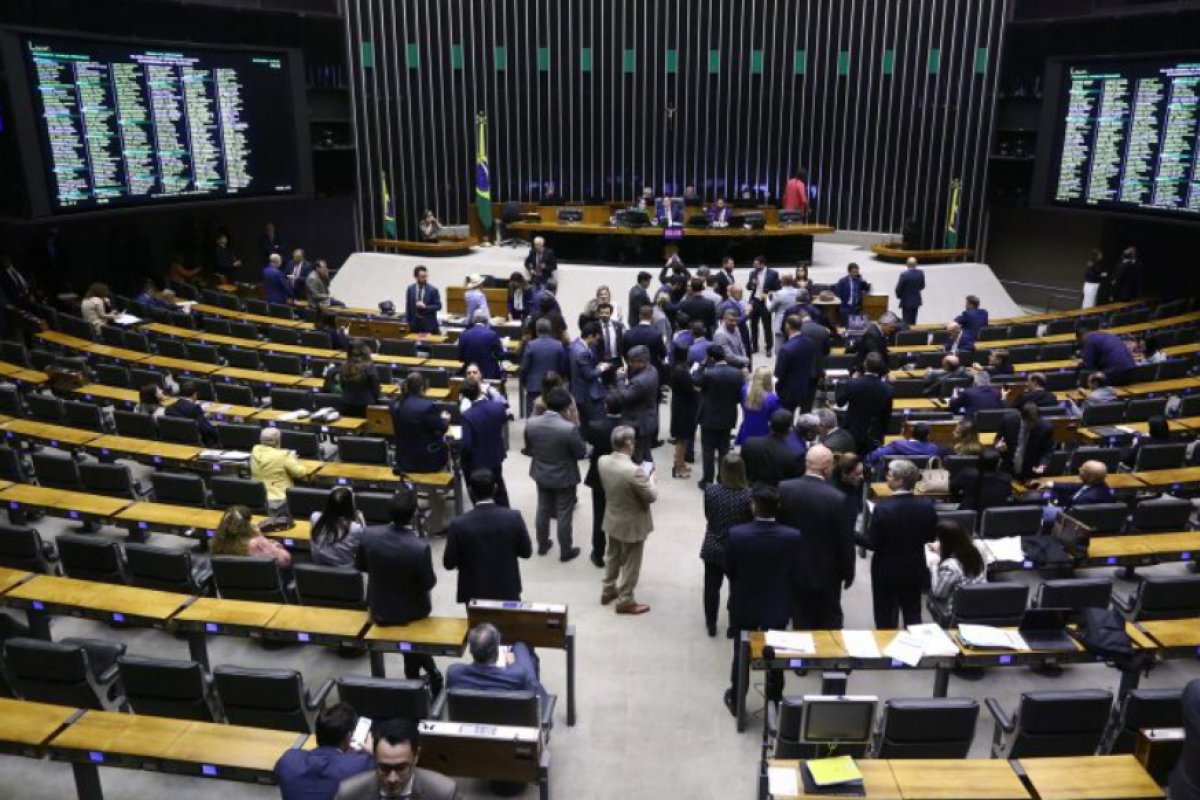 Deputados analisam pacote de propostas sobre servidores, aposentadorias e violência nas escolas