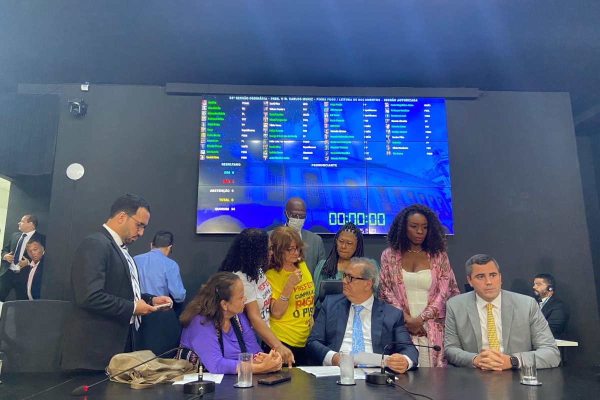 Vídeo: Sob protesto, professores pedem que Carlos Muniz retire de pauta proposta de reajuste salarial