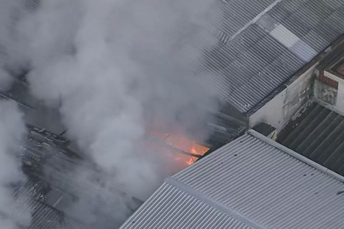 Incêndio atinge galpão de reciclagem em São Paulo