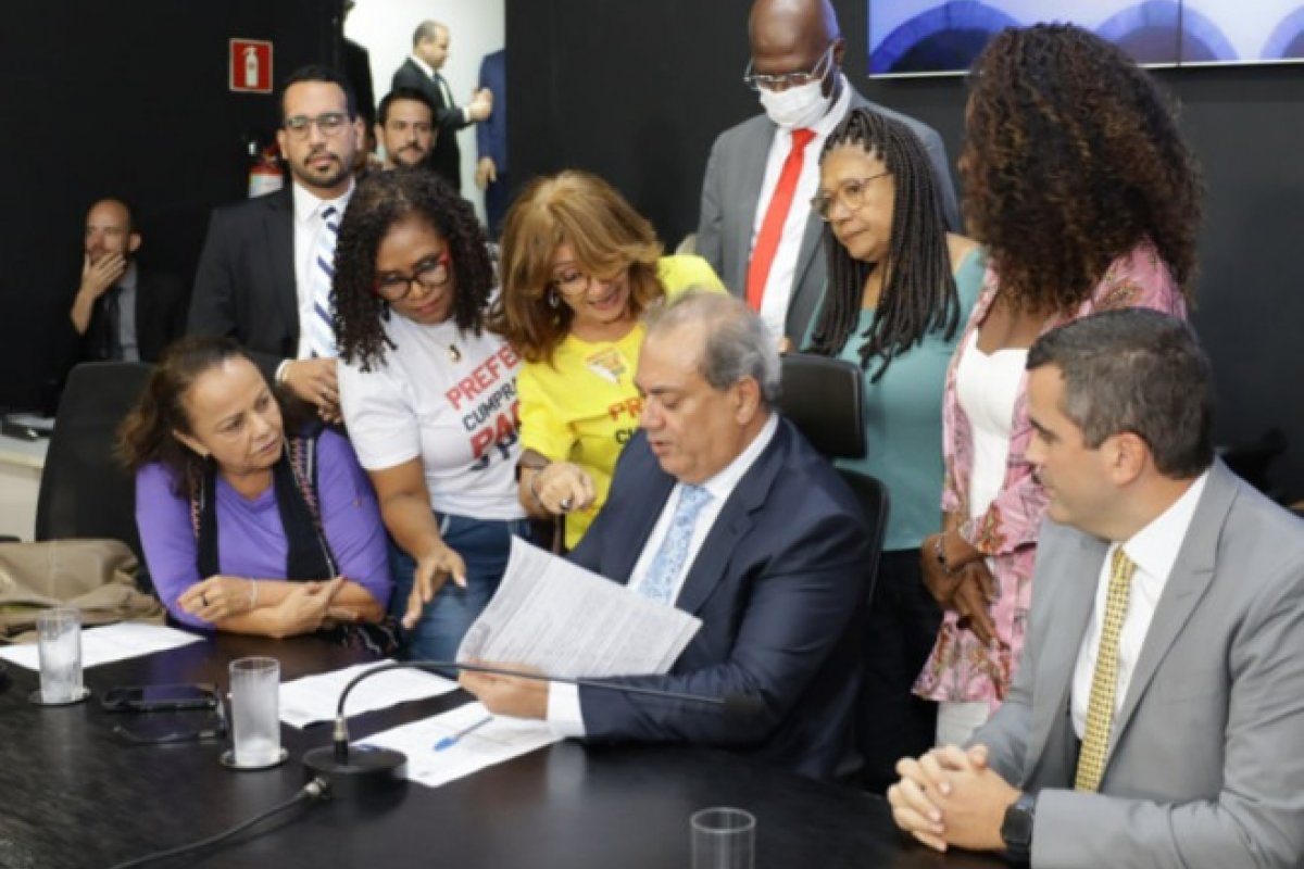 Pedido de vista adia votação de reajuste salarial dos professores de Salvador na Câmara