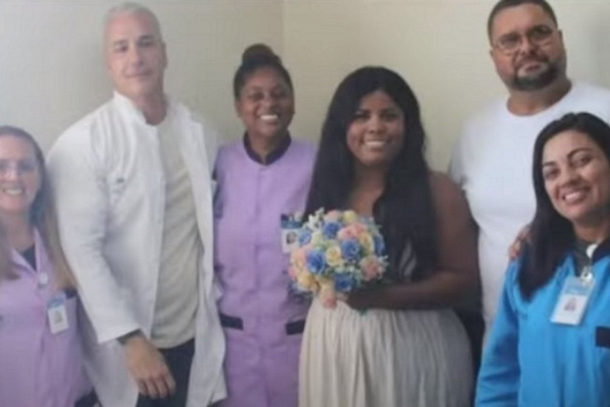 Casal celebra casamento em hospital após noiva fazer cirurgia de emergência